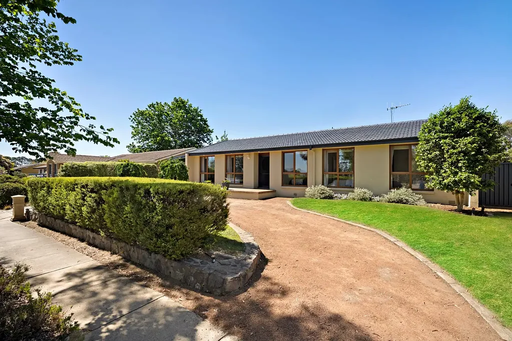 Holt 4બેડરૂમ Elevated Family Living with Mountain Views & Exceptional Privacy