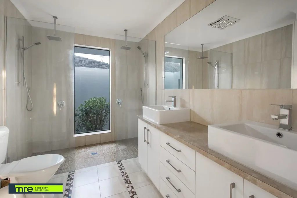 Lilydale 4房 Lilydale稀缺低价 400m²易维护地 4卧2卫现代宅 开放式生活空间 邻近商店火车站 独立地块高隐私 Attention Downsizers !!!!
OWN STREET FRONTAGE - 4 bed house on unit size block!!!