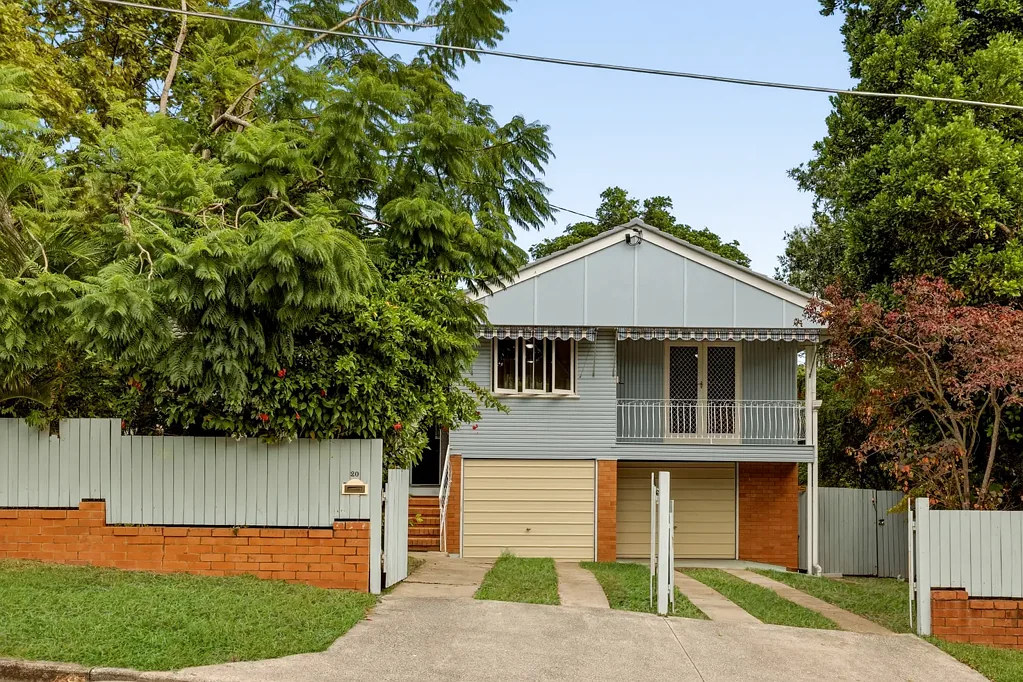 Geebung 3房 宁静街道 607平米木屋 便捷区域 抛光木地板 宽敞起居 双车位车库 大型后院 学校交通近 Charming Geebung Classic on a Generous 607m² Block