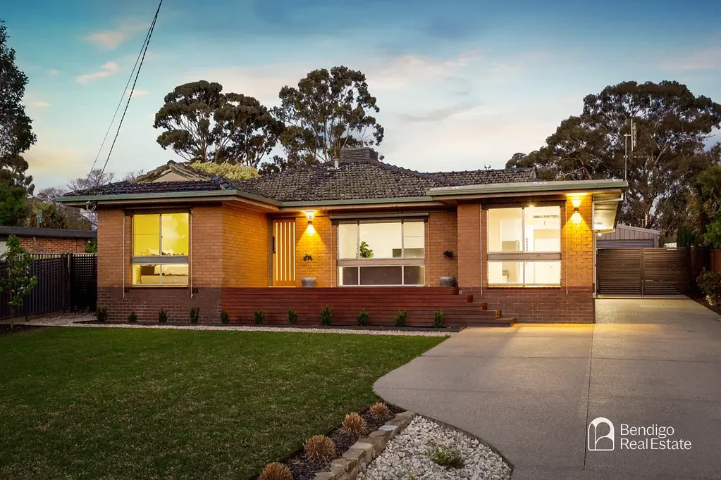 SPACIOUS FAMILY HOME WITH TWO LIVING AREAS IN STRATHDALE