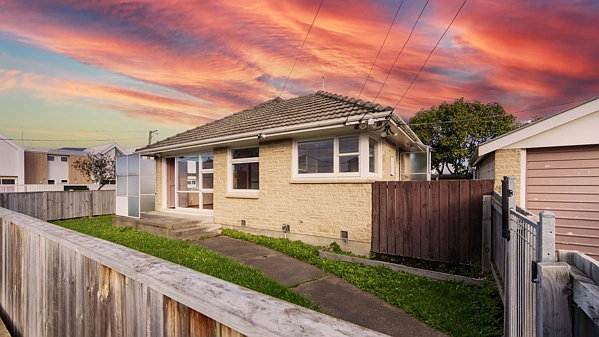 Saint Albans 2房  "As Is, Where Is" - Sought After Location