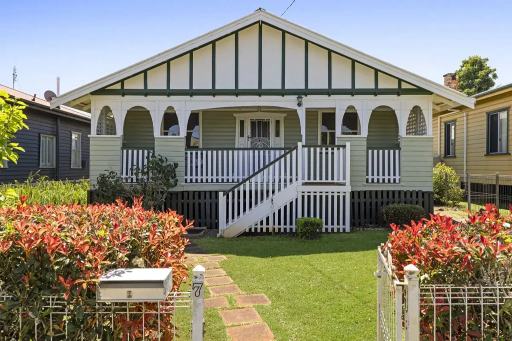 East Toowoomba 3બેડરૂમ Two-Street Access in Sought-After East Toowoomba