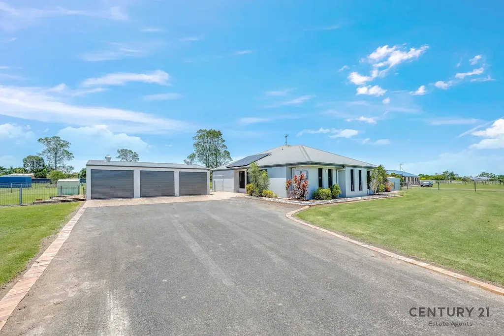 Branyan 5Zimmer Modern Family Home on 4,039m² with Media Room & Triple Bay Shed