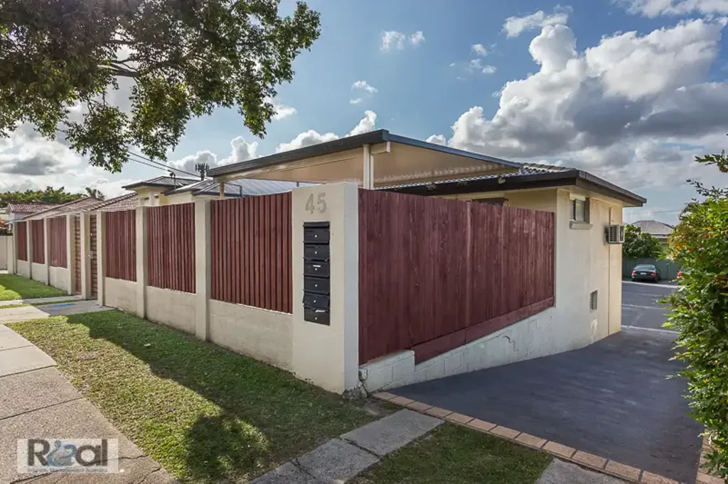 Looking for a great unit with AC in the heart of Wooloowin?