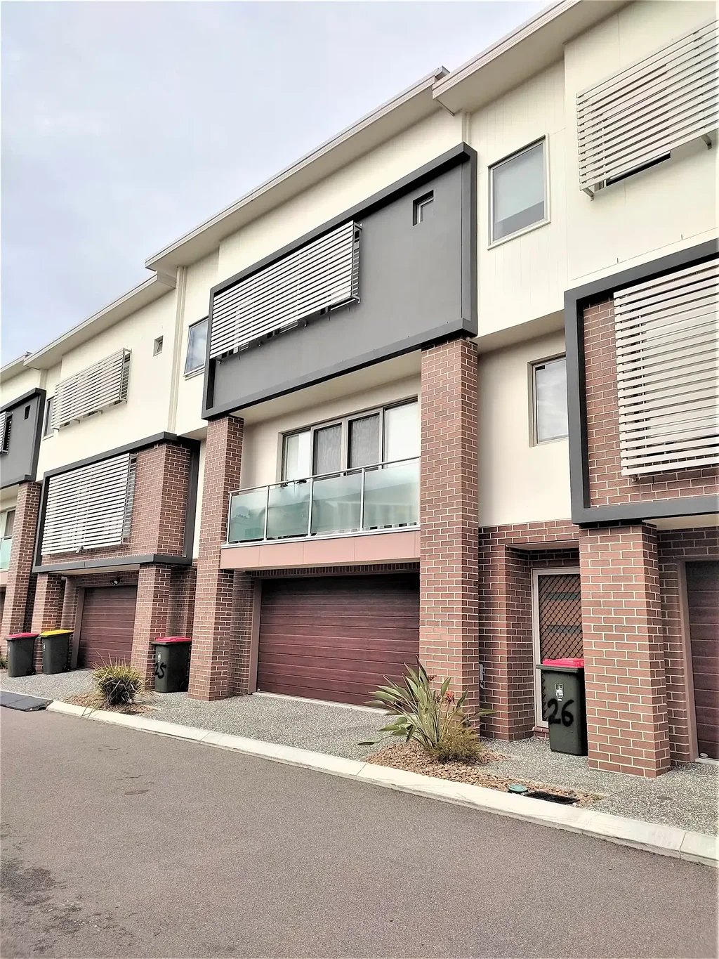 STYLISH, SPACIOUS AND MODERN 3 BEDROOM FAMILY HOME IN AN IDEAL LOCATION