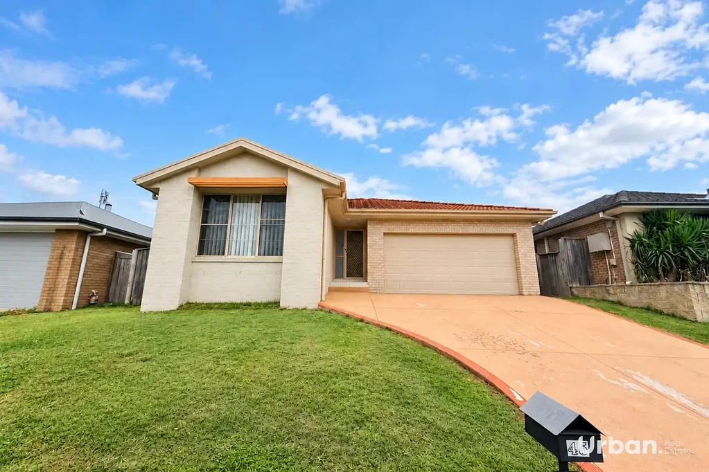 Spacious Four Bedroom Home In Gillieston Heights!