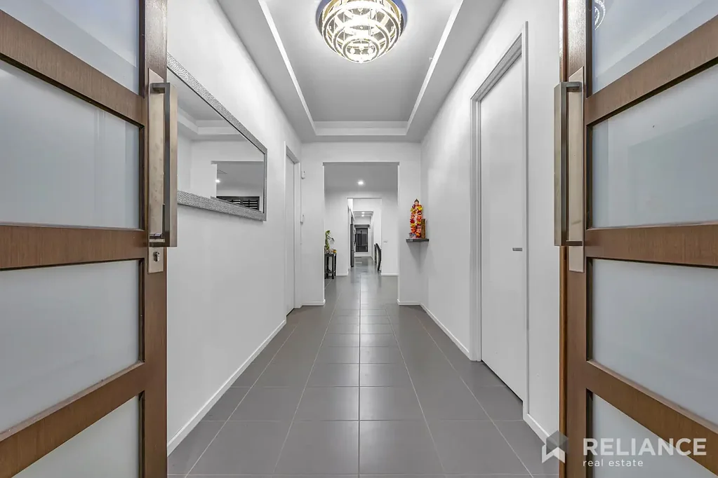 Truganina 4Phòng ngủ Location, Location, Location! – North Facing, Simonds Built Home in Allura Estate...!!
The Perfect Blend of Education, Community, and Lifestyle