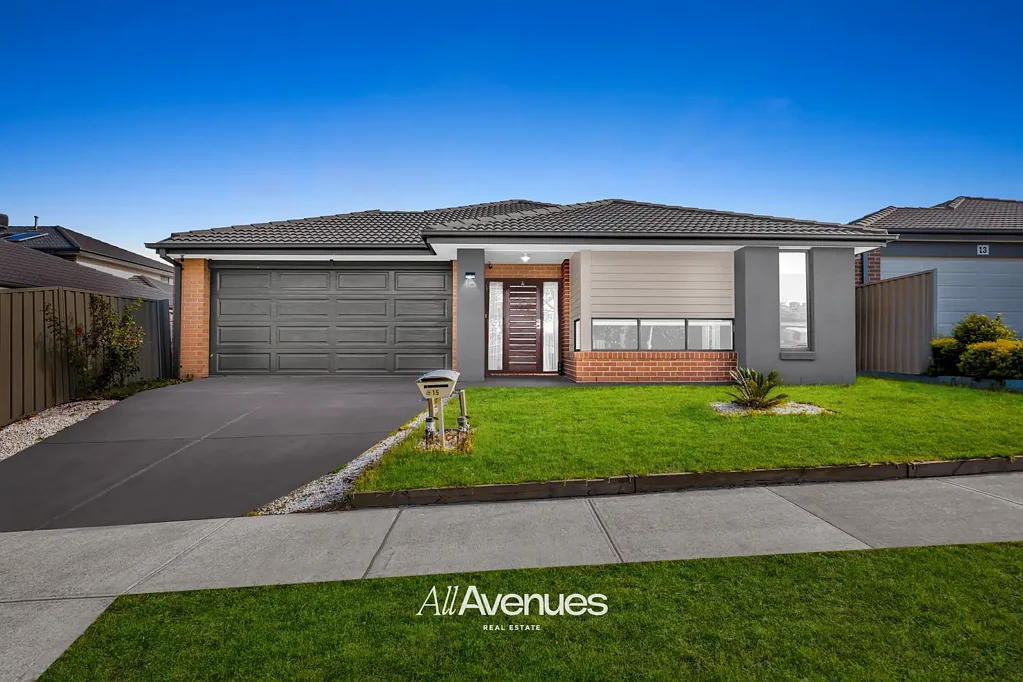 Cranbourne East 4Moenga Stylish Family Home Featuring Two Separate Living Zones