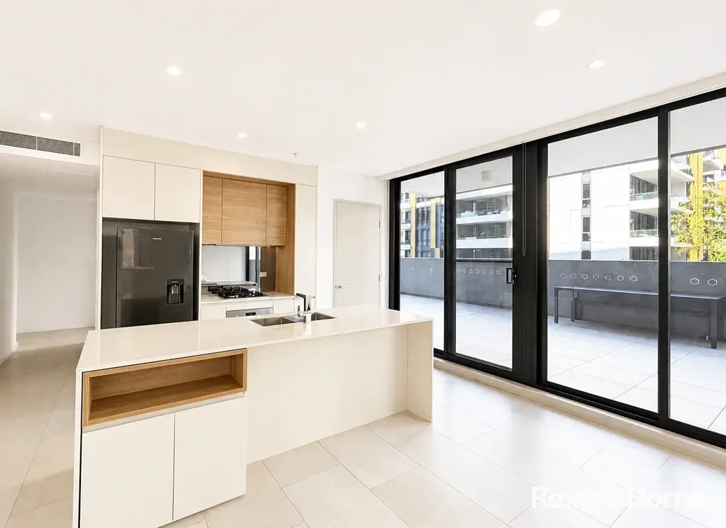 Modern 'Meriton' Apartment with Resort-Style Facilities in a Prime Eastgardens Location
