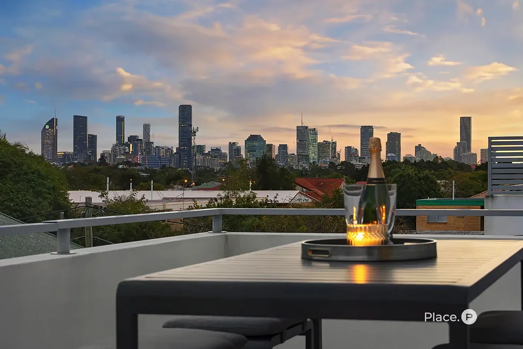 Coorparoo 3 Bedroom Stylish Penthouse with Panoramic City Views