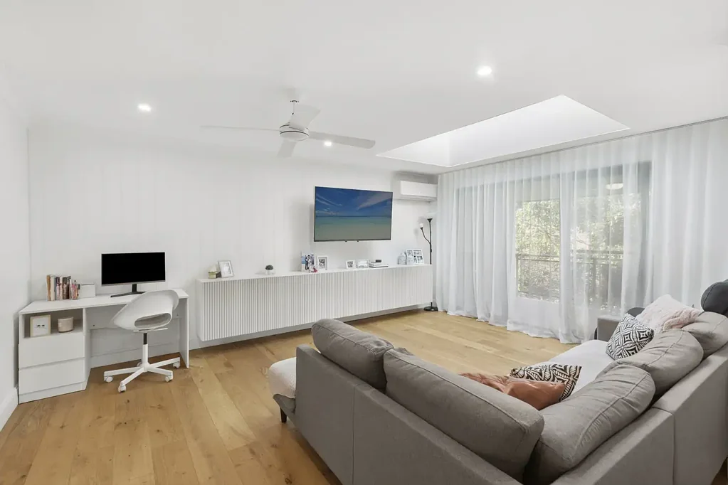 Spacious, Top-Floor Appeal