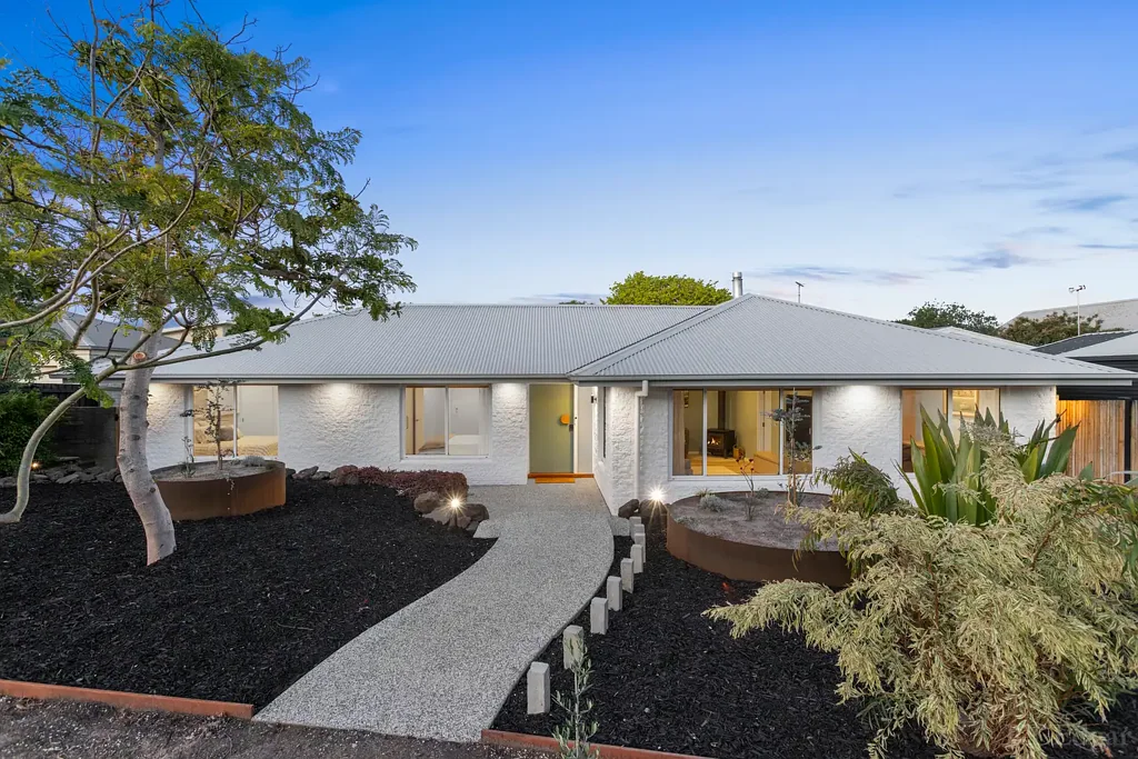 Ocean Grove 4ਬੈੱਡਰੂਮ Flawlessly Renovated Haven with Self-Contained Studio