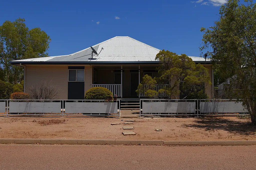 Longreach 5房  Quality Units with an Established return! -  for sale