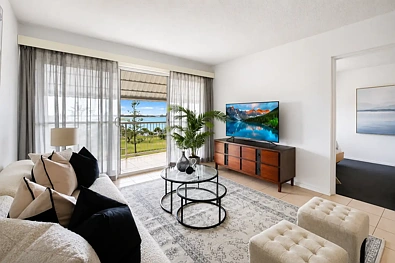 Labrador 2chambre Rare Waterfront Opportunity - Owner Says Sell!