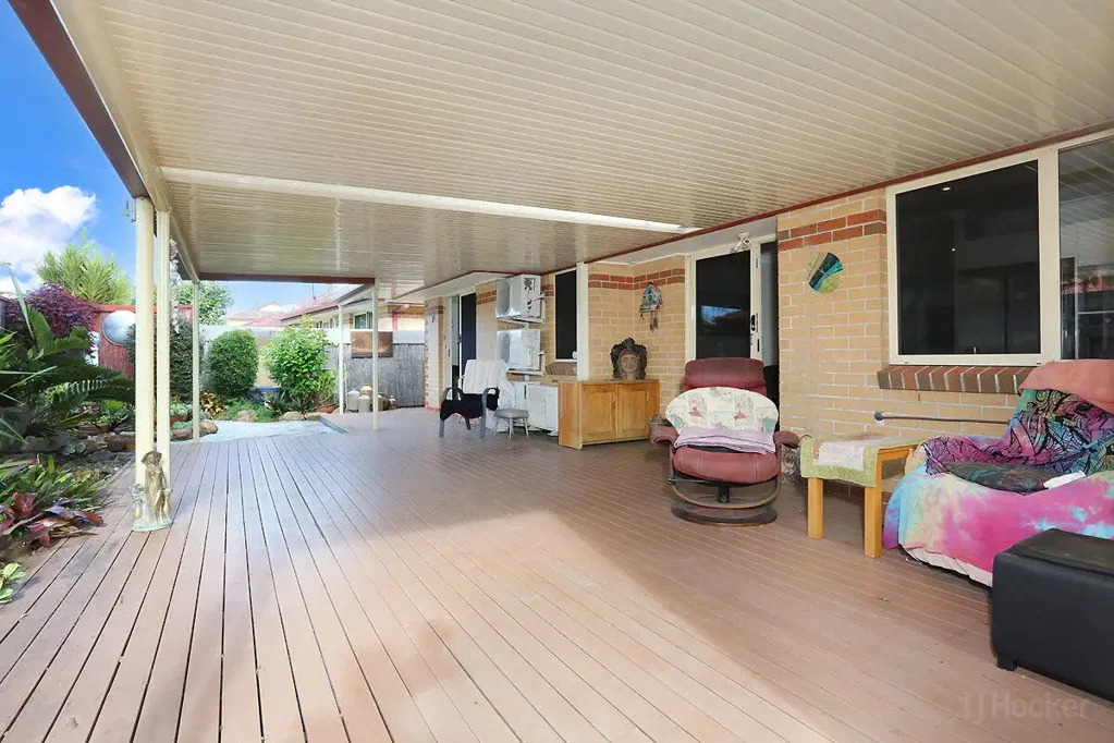 Coombabah 3ਬੈੱਡਰੂਮ PRICE REDUCED VENDOR MEETS THE MARKET BOOK A VIEWING BEFORE ITS TOO LATE Beautiful Modern Villa in Coombabah’s Most Sought-After Pocket
