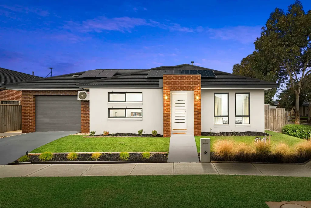Manor Lakes 3 Bedroom MODERN FAMILY LIVING IN PRIME MANOR LAKES LOCATION | SOLAR PANELS | STUDY NOOK | CLOSE TO SCHOOLS, STATION & SHOPPING