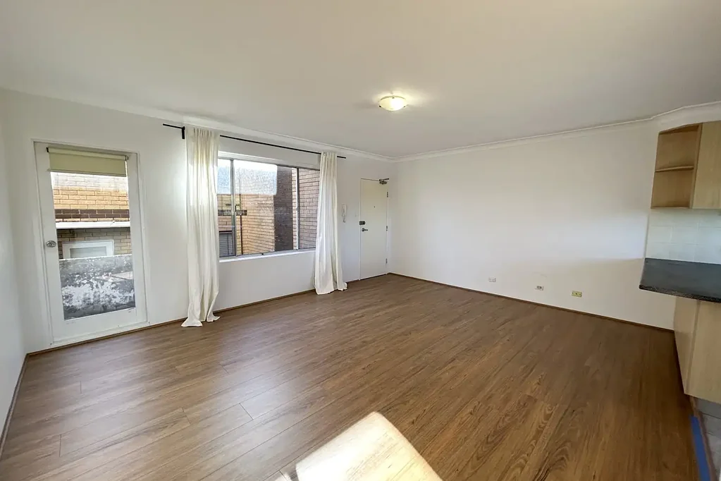 BRIGHT AND SPACIOUS TWO BEDROOM UNIT IN PRIME LOCATION