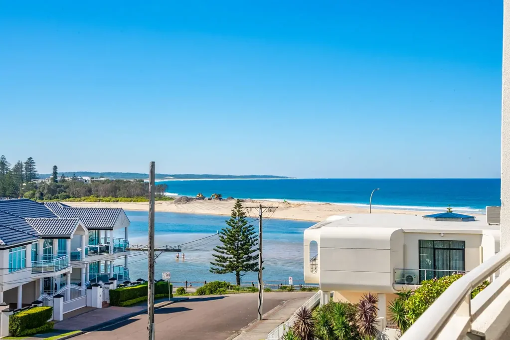The Entrance 2房  Spacious Apartment in Prime Location with Ocean Views!