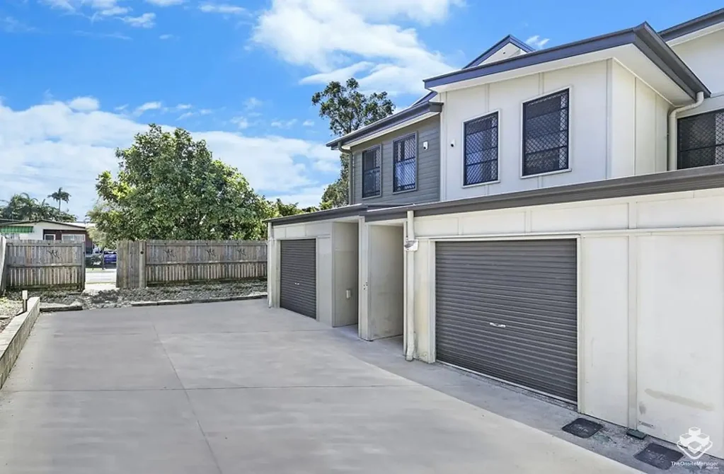 CONVENIENT MODERN 3 BEDROOM TOWNHOUSE CLOSE TO PUBLIC TRANSPORT