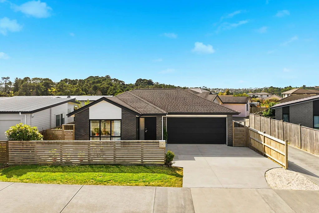 Swanson 4 Bedroom Single Level Star with Own Driveway!