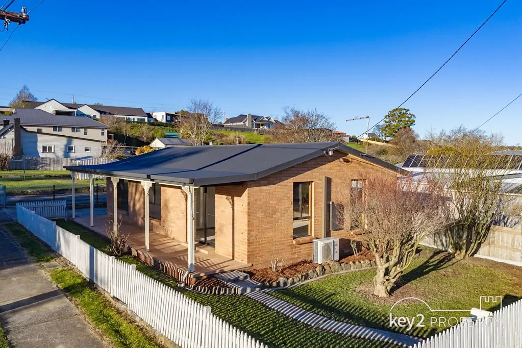 Deloraine 2 Slaapkamer Solid Brick Home on Corner Block!