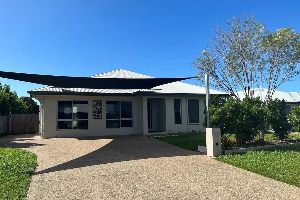 HUGE 6 bedroom home in Mount Low!