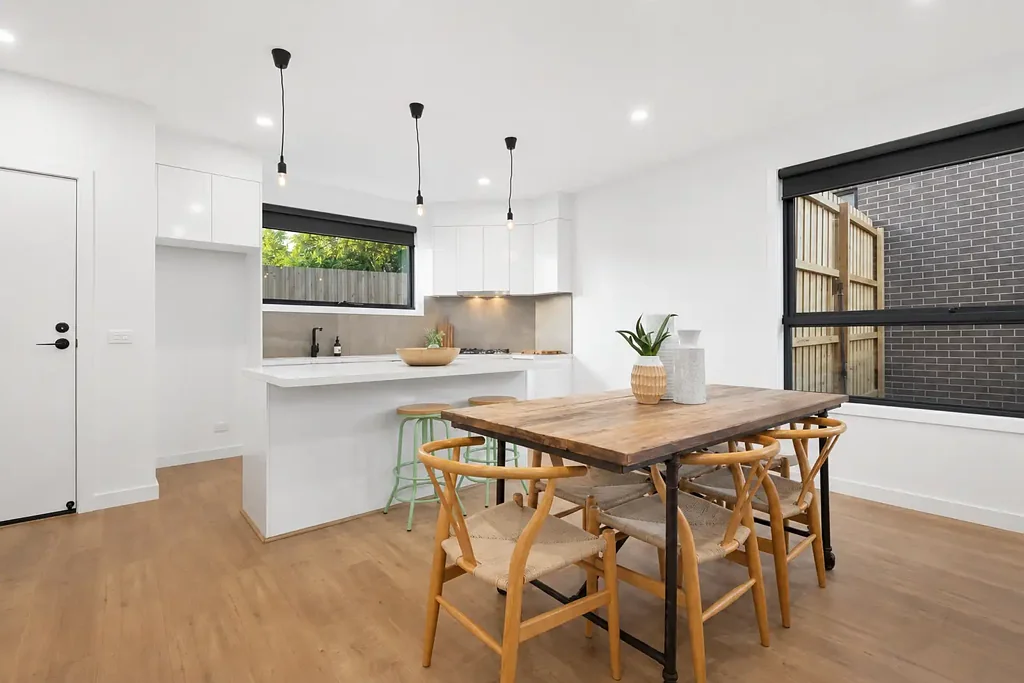 LIGHT FILLED SPACIOUS TOWNHOUSE
