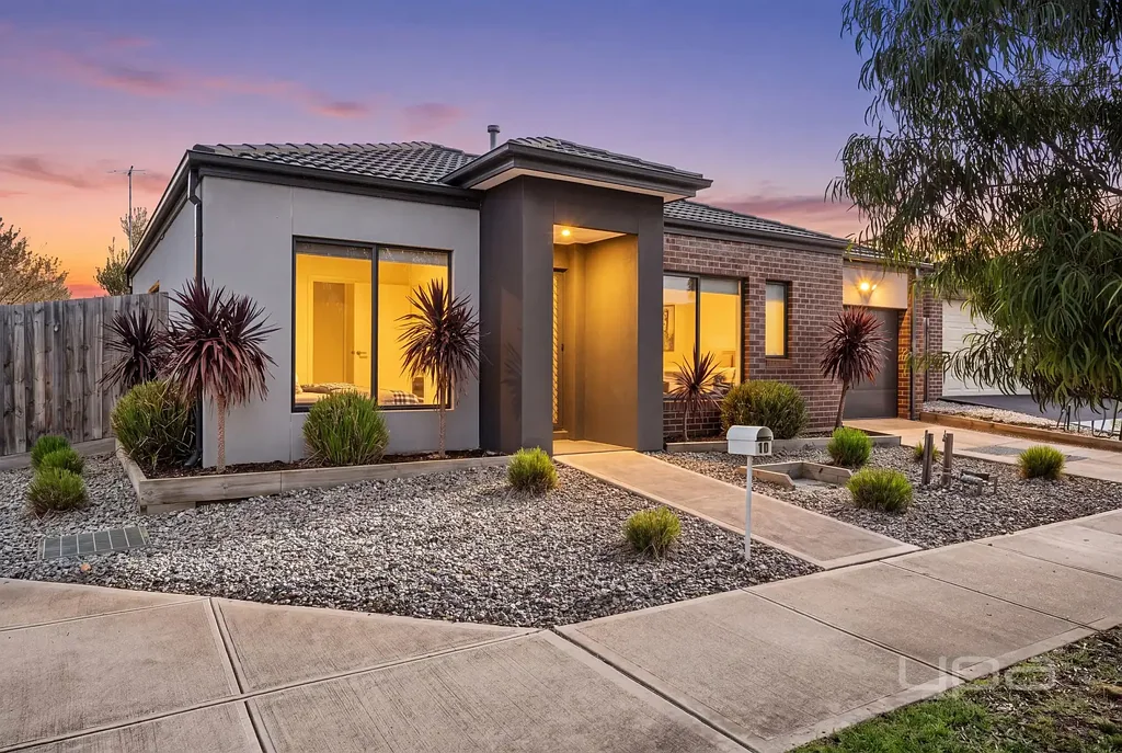 Weir Views 3 Slaapkamer STYLISH, LOW-MAINTENANCE LIVING IN IDEAL LOCATION!