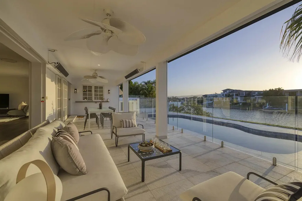 Broadbeach Waters 4침실 Main River Living with Effortless Coastal Style