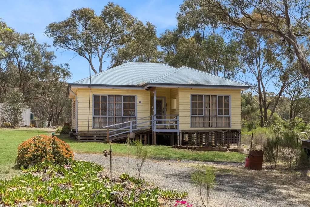 Heathcote 4房  Four Bedroom on 3/4 of an acre with potential