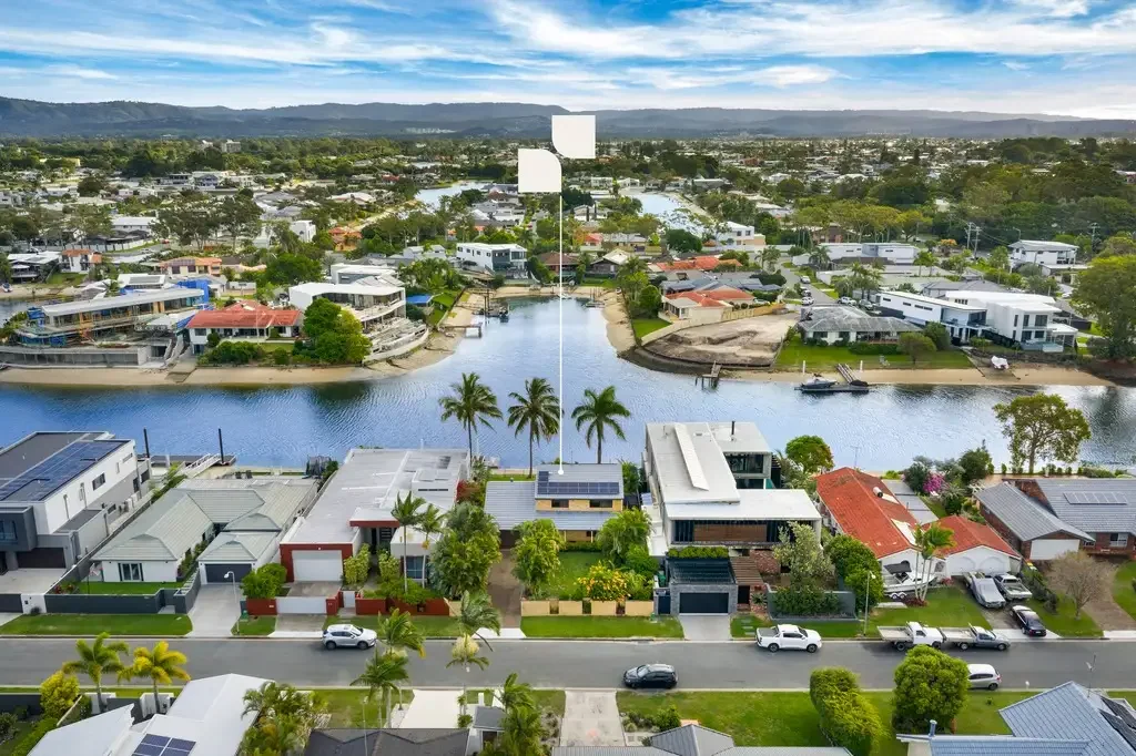Broadbeach Waters 4房  Wide Water Frontage. DA Approved. The Vendor Has Set a Hard Deadline.