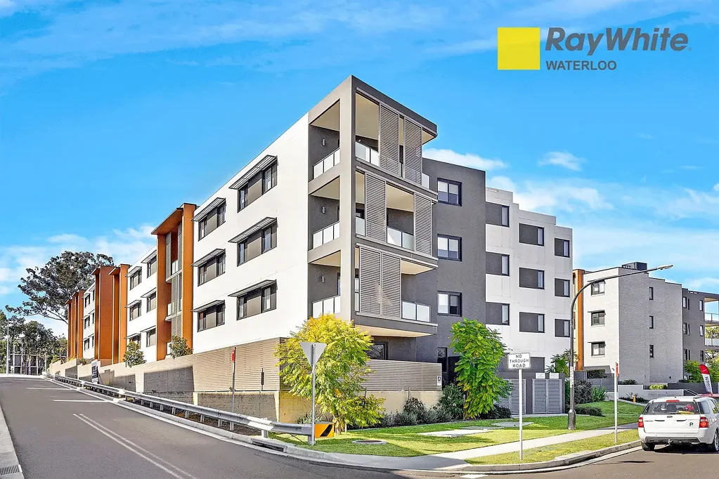 Rouse Hill 2房 宁静角落便利近  南向朝向宁静港  开放布局现代装  主卧套房私卫浴  石制台面燃气厨  明亮起居接阳台  管道空调内洗衣  安全社区地下车位  景观花园公共烧烤  Rouse Hill中心近  咖啡馆学校交通便 Stylish Two-Bedroom with Modern Comfort and Convenience