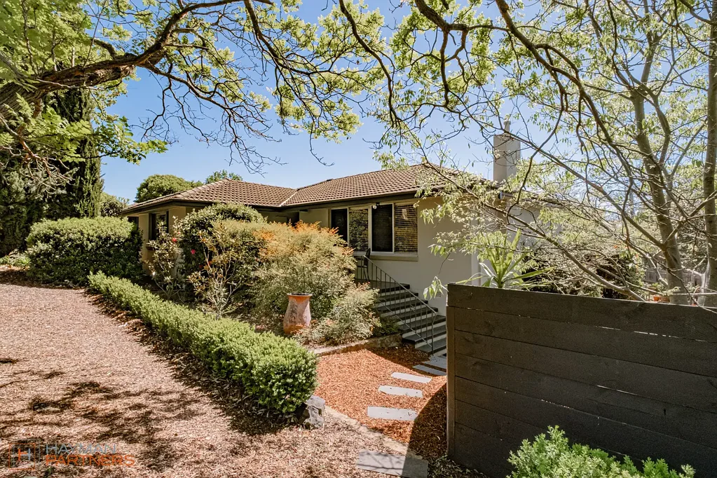 Curtin 4chambre Light-Filled Living Backing North, Close to Parkland