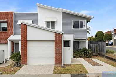 Eight Mile Plains 3 Bedroom Spacious Townhouse Living with Room for Everyone!