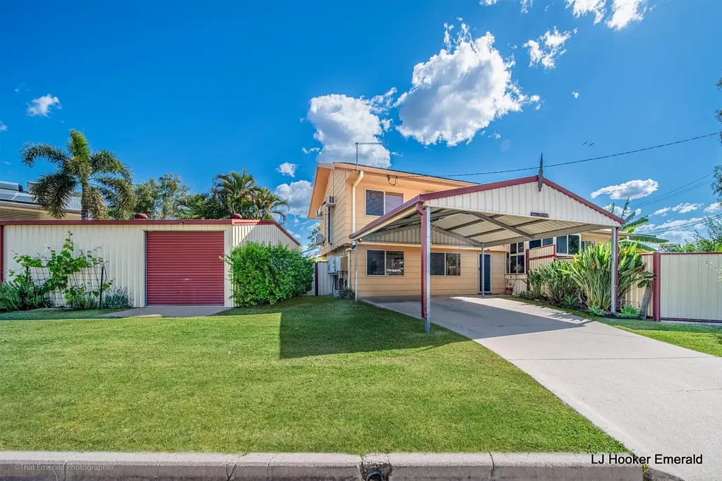 Emerald 4 Slaapkamer Spacious Multi-Level Home with Pool, Shed, and Convenient Location!