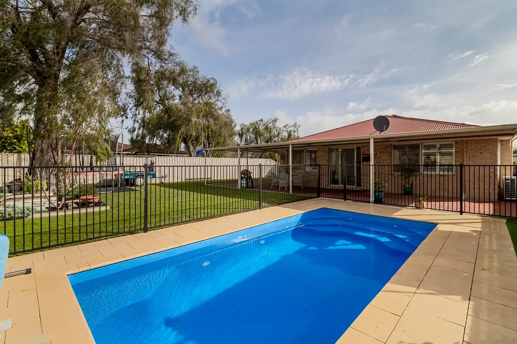 Broadwater 3બેડરૂમ Impressive family home with pool, shed & studio