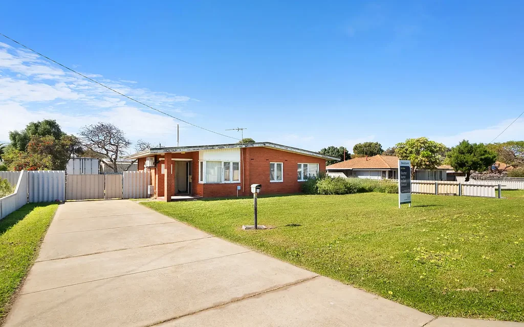 Spalding 3Moenga Smart investment with space and potential!