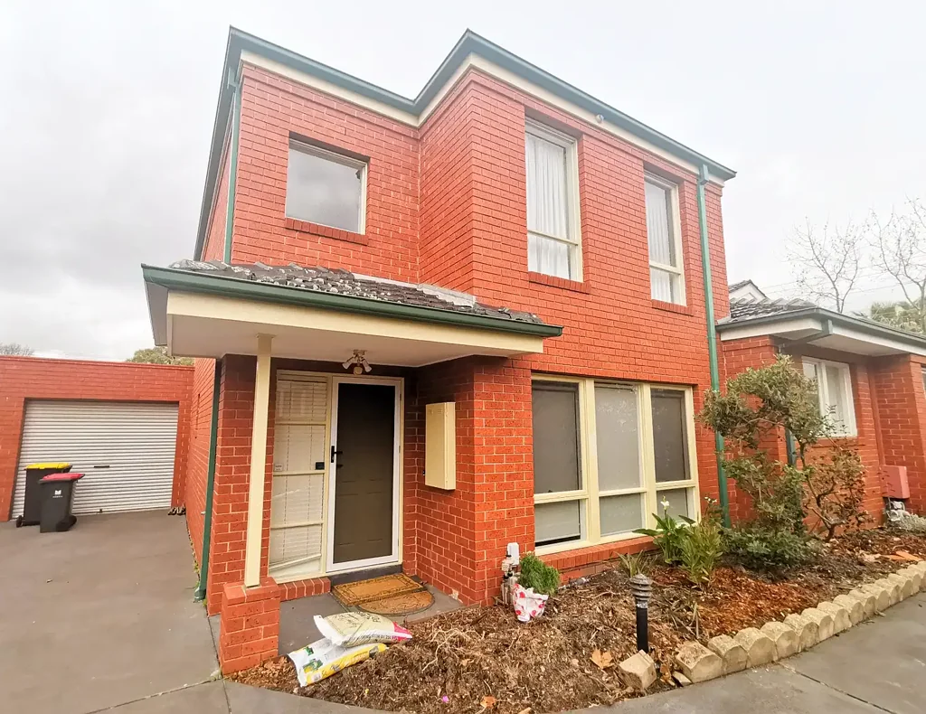 COMFORT TWO-BEDROOM TOWNHOUSE CLOSE TO CHADSTONE SHOPPING CENTRE
