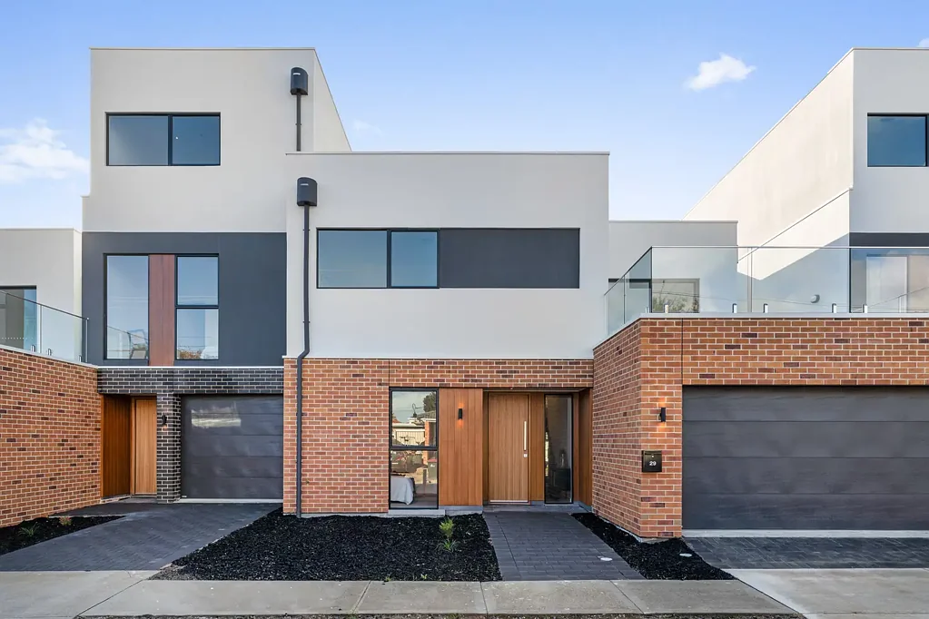 South Plympton 3房  Double Garage Townhome with Treetop Terrace