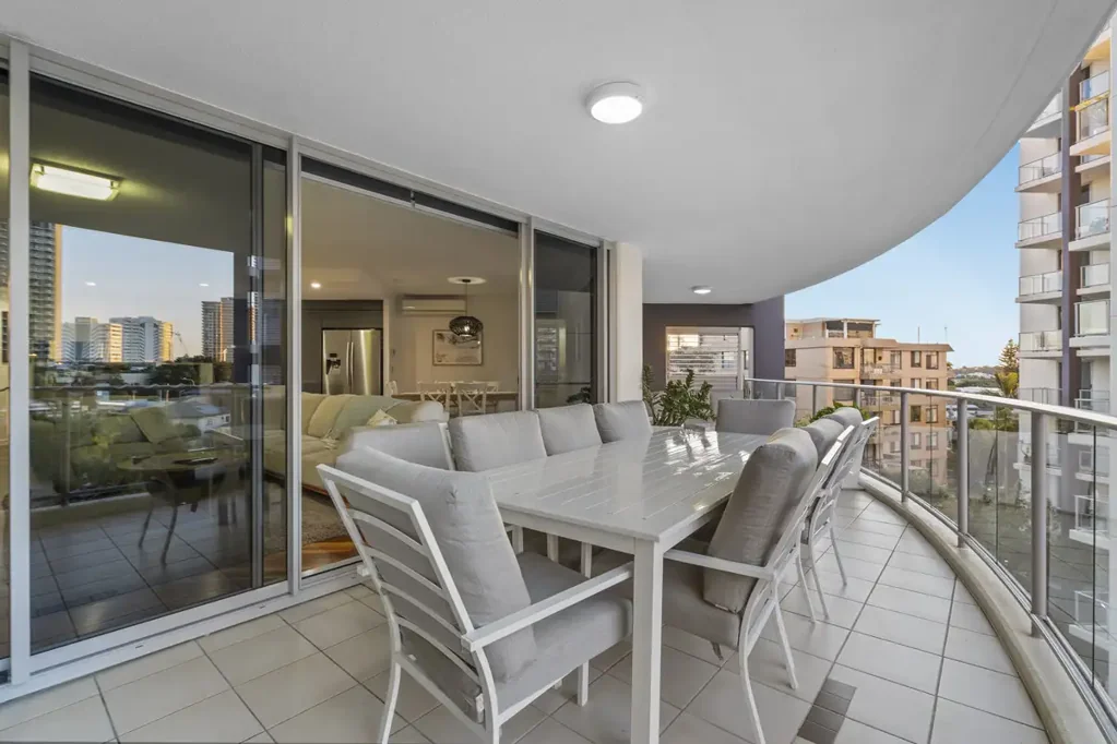 Surfers Paradise 3Phòng ngủ Fully Renovated, Pet Friendly, 3 Bed, 2 Bath, 2 Car + Storage! Must Inspect - See you on Saturday at 10am!