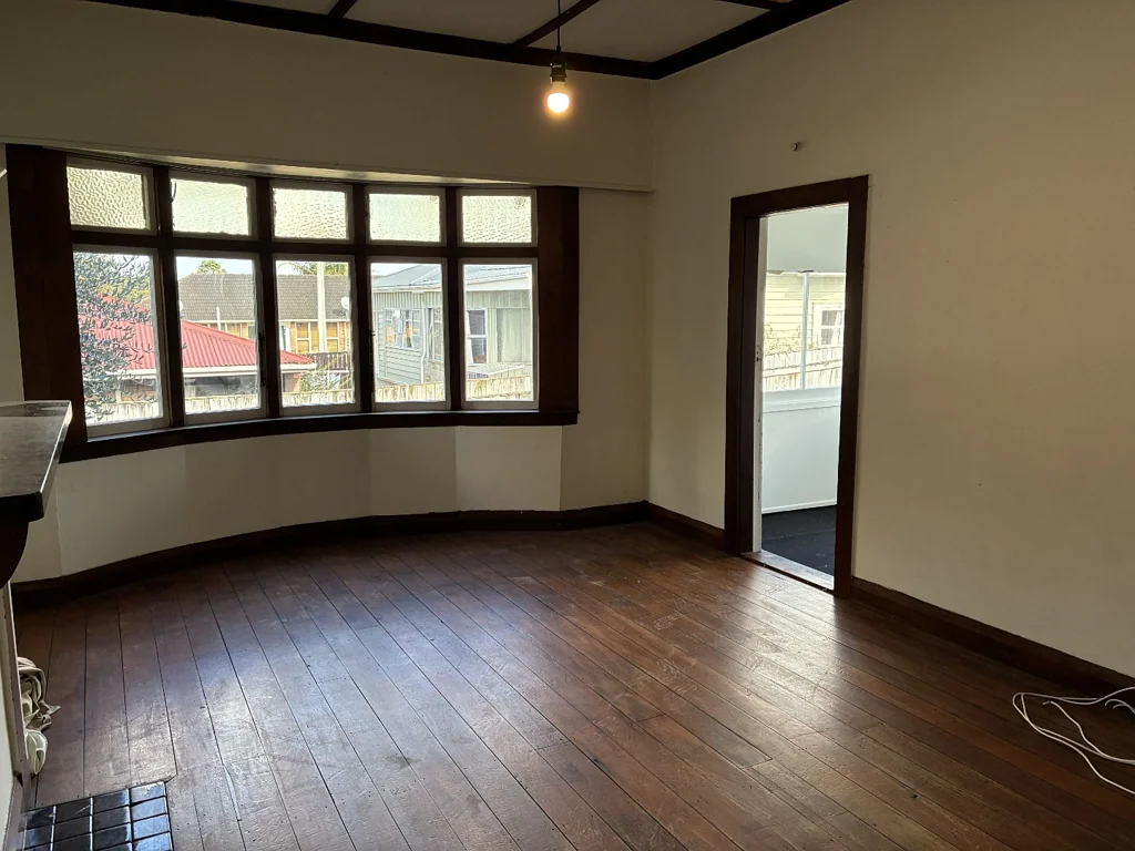 Character Bungalo, water & lawns included