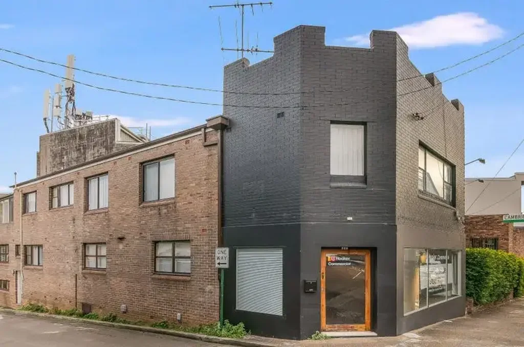 HUGE 2 BEDROOM FLAT IN HEART OF BEVERLY HILLS