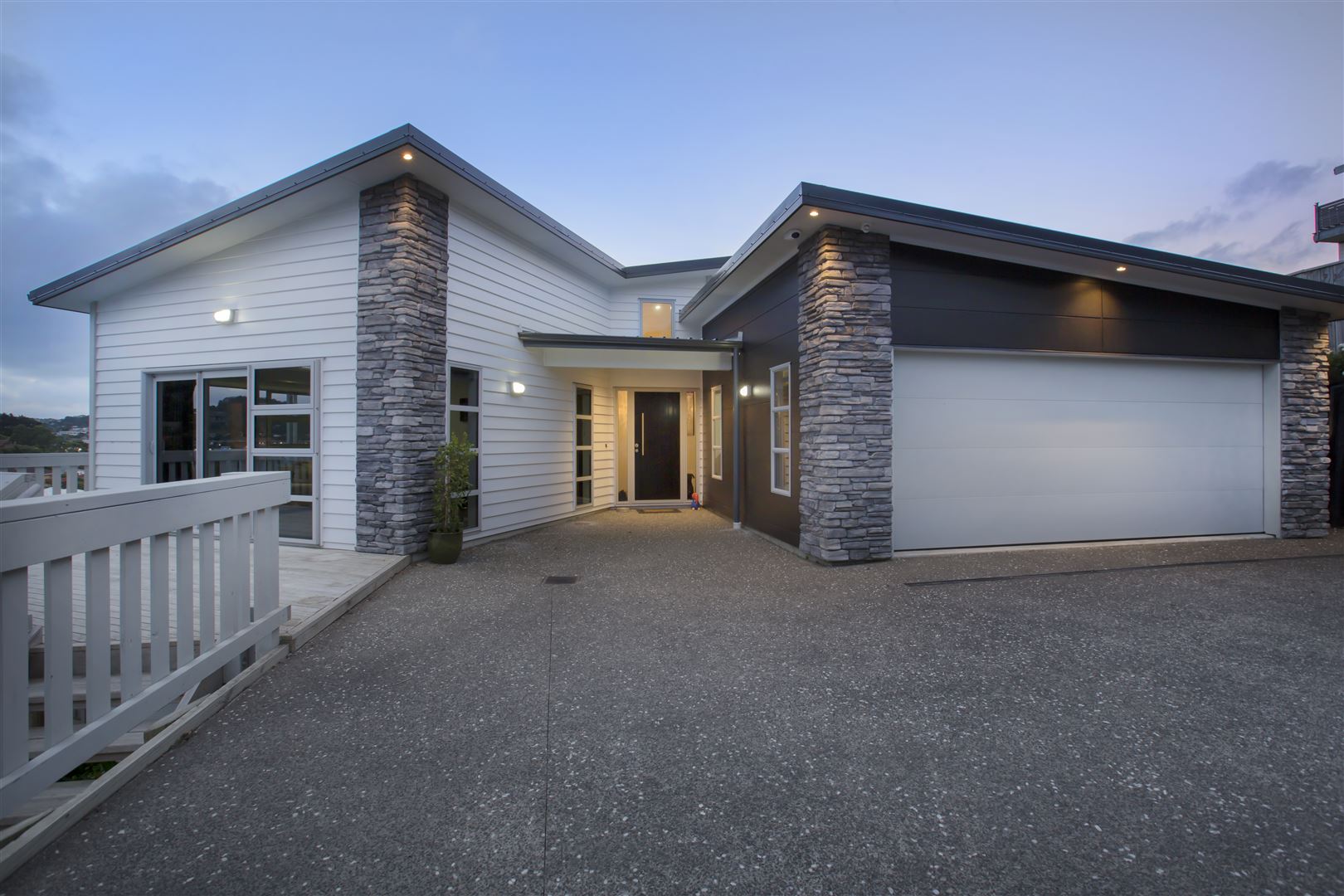 18 Bluejacket Place, Whitby, Porirua, 4 Kuwarto, 3 Banyo