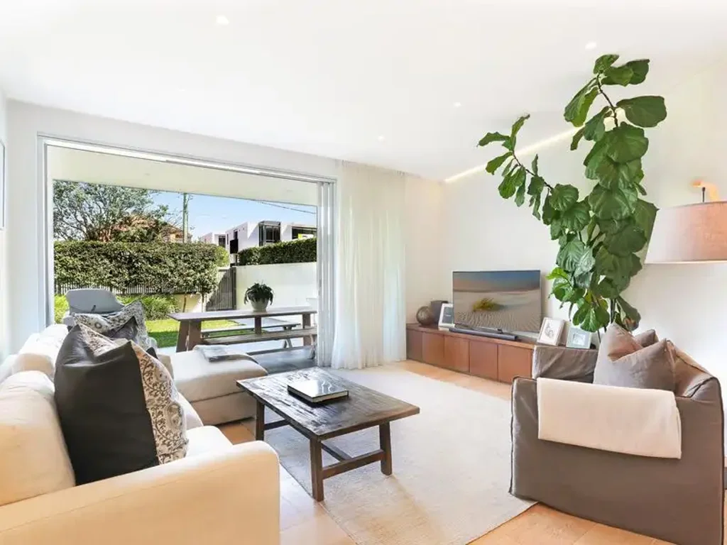 LUXURIOUS EXECUTIVE GARDEN APARTMENT