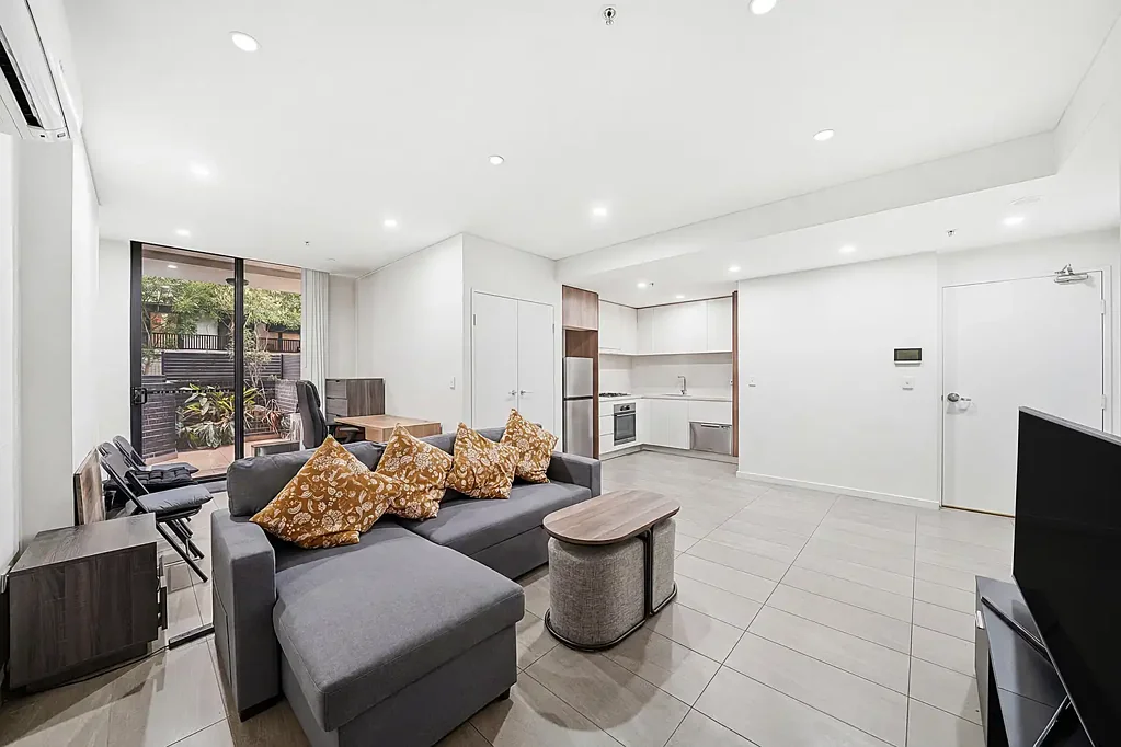 Homebush 1房 明亮东北朝向 优质装修 现代厨房 安全社区 便捷生活 Sunny North-East Aspect Apartment with Study