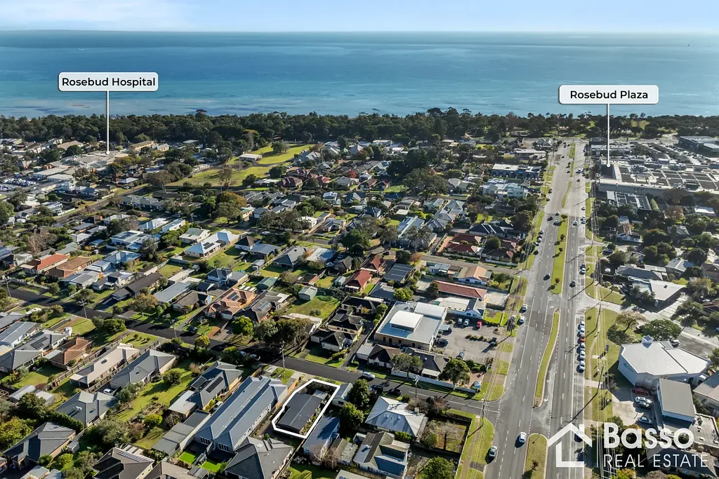 Rosebud 3房 Port Phillip湾畔 456m²宽地 无物业费 现代厨房 私享露台 步行海滩 Plaza The convenience of this location cannot be overstated.