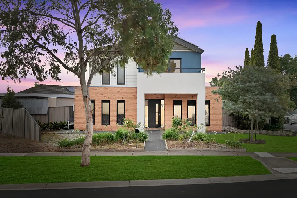 Tarneit 4침실 Spacious Family Home on a Generous 682m² (Approx.) with Side Access & Workshop