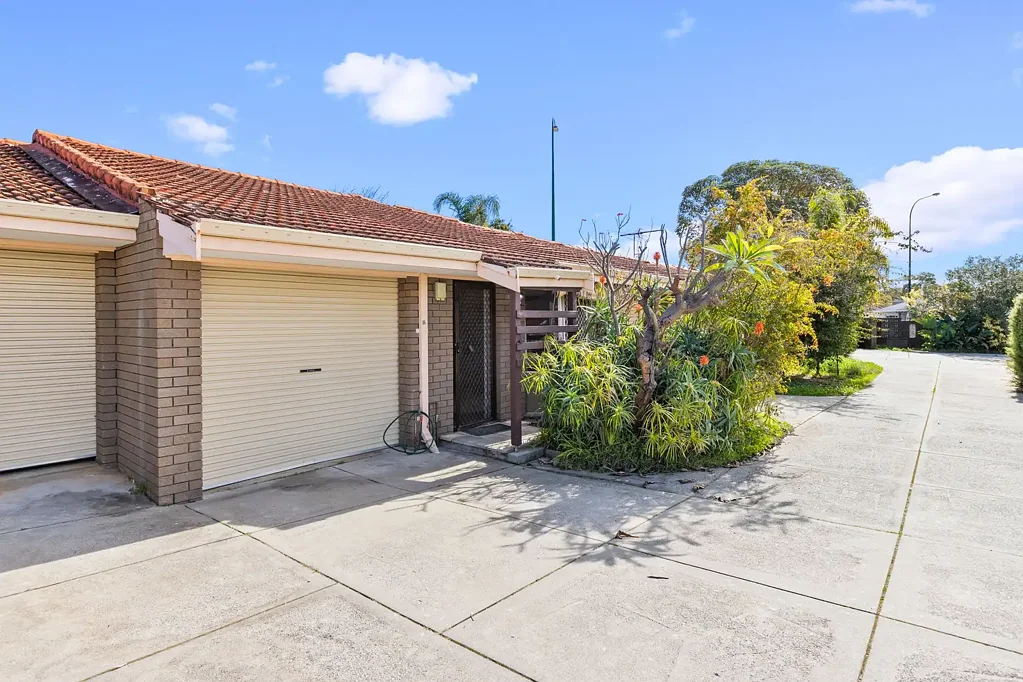 Light-Filled Two-Bedroom Apartment in Convenient Como Location