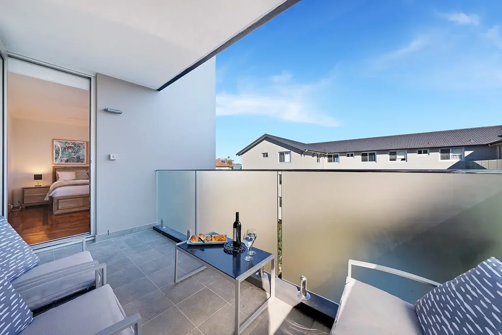 Fully Furnished Executive Apartment - Stroll to Beach