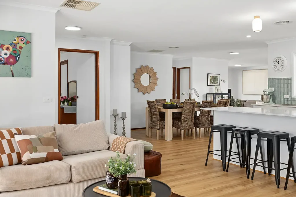 Mckellar 4房  Renovated family home with 6 car accommodation - Private 740 sqm block